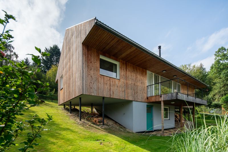 DrevoaStavby.cz Neobyčejná dřevostavba ve strmém svahu DrevoaStavby.cz Neobyčejná dřevostavba ve strmém svahu