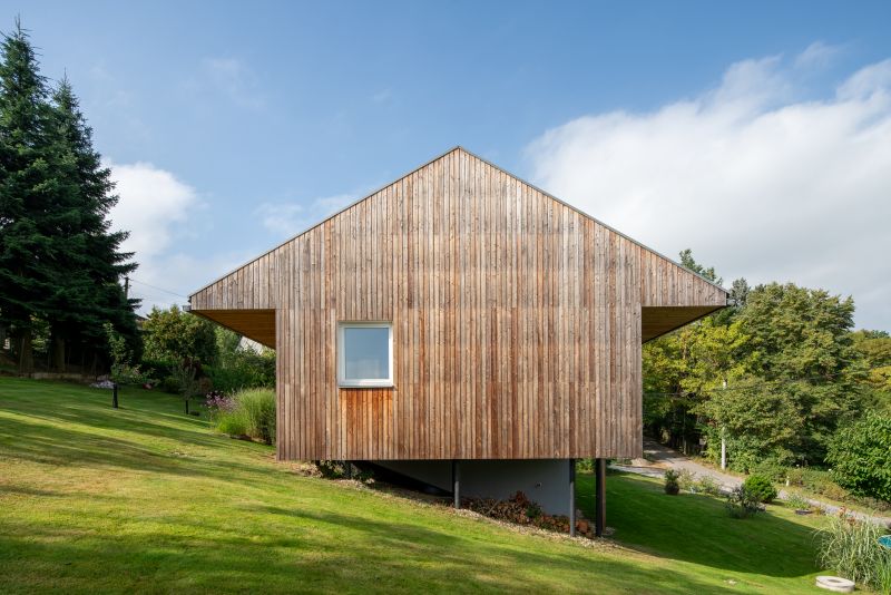 DrevoaStavby.cz Neobyčejná dřevostavba ve strmém svahu DrevoaStavby.cz Neobyčejná dřevostavba ve strmém svahu