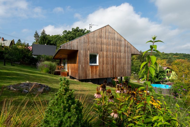 DrevoaStavby.cz Neobyčejná dřevostavba ve strmém svahu DrevoaStavby.cz Neobyčejná dřevostavba ve strmém svahu