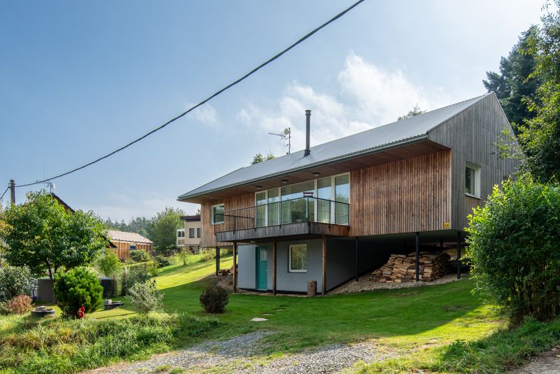 DrevoaStavby.cz Neobyčejná dřevostavba ve strmém svahu DrevoaStavby.cz Neobyčejná dřevostavba ve strmém svahu