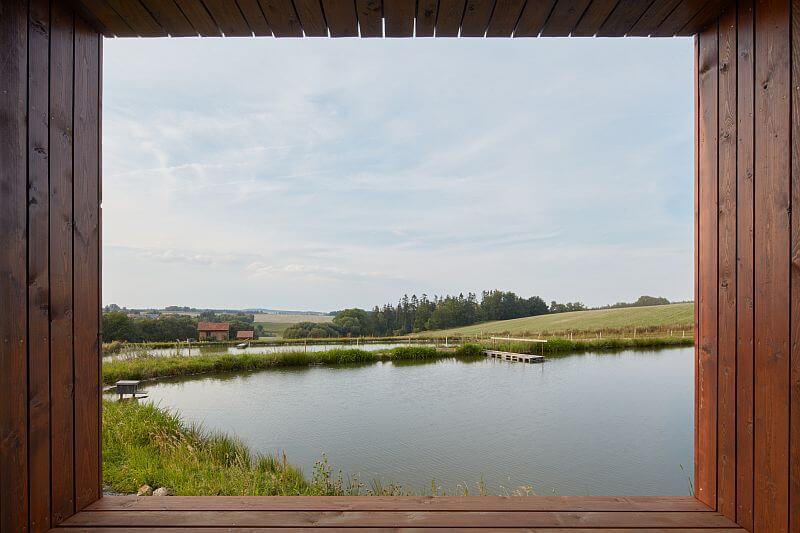 drevena-chata-u-rybnika-vysocina-exterier-kryta-drevena-veranda-terasa-posezeni-vyhled-do-kraje