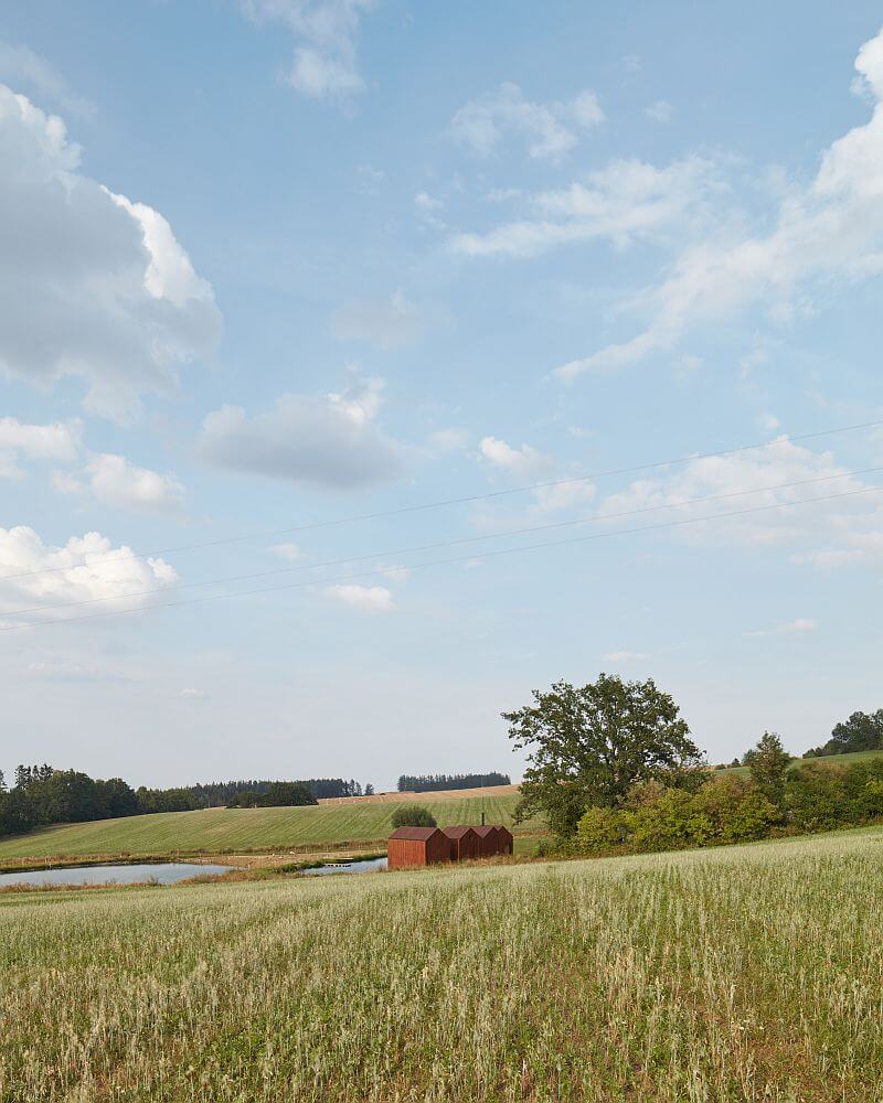 drevena-chata-u-rybnika-vysocina-exterier-rybniky-pole-lesy-krajina-priroda