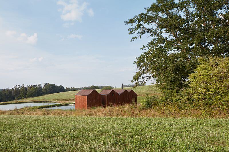 drevena-chata-u-rybnika-vysocina-exterier-rybniky-stromy-pole-lesy-krajina-priroda