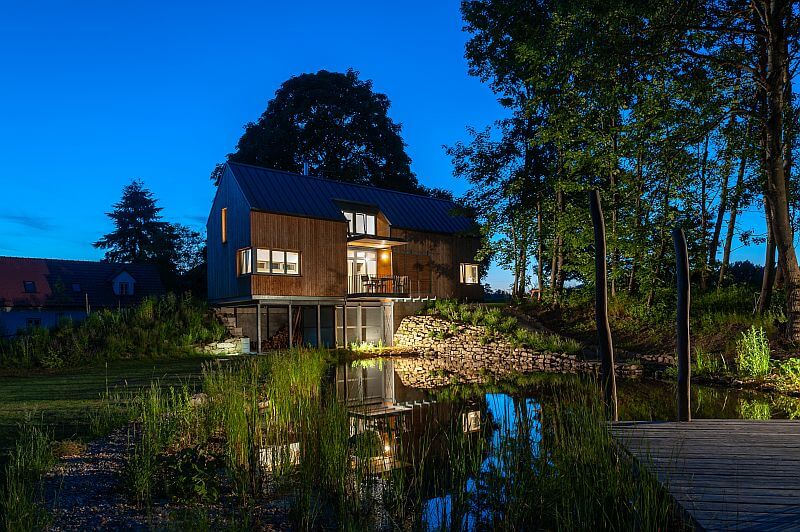 moderni-drevostavba-Ceska-Kanada-nocni-pohled-na-dum