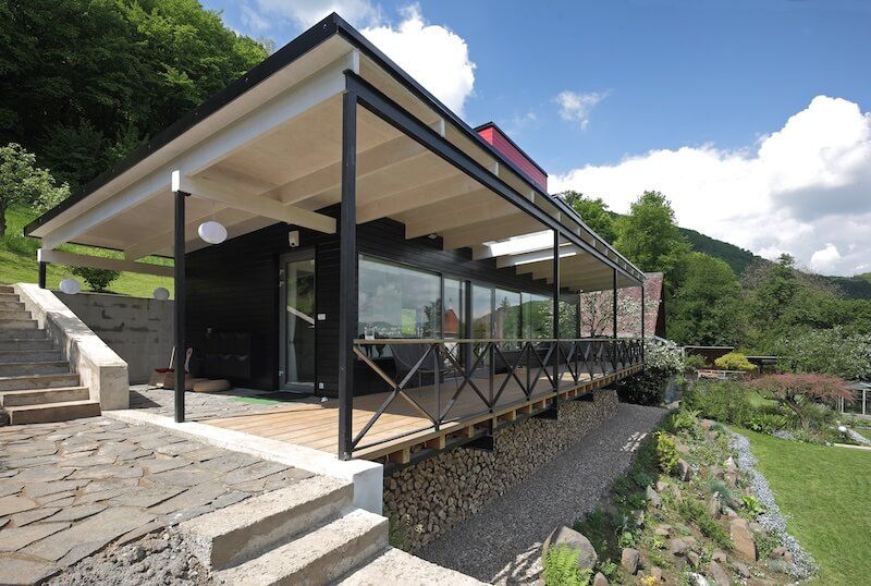 drevostavba-ve-svahu-bocni-pohled-na-dum