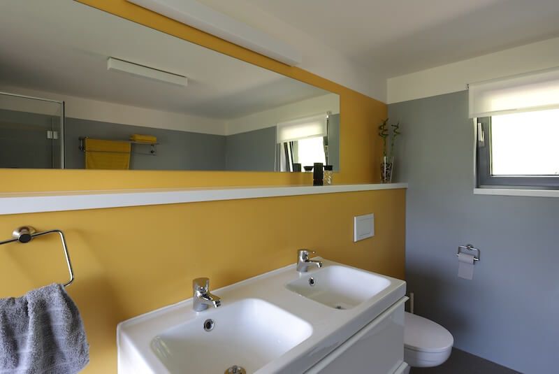 drevostavba-ve-svahu-interier-koupelna