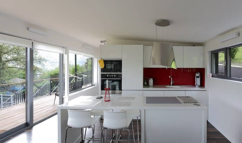 drevostavba-ve-svahu-interier-kuchyne