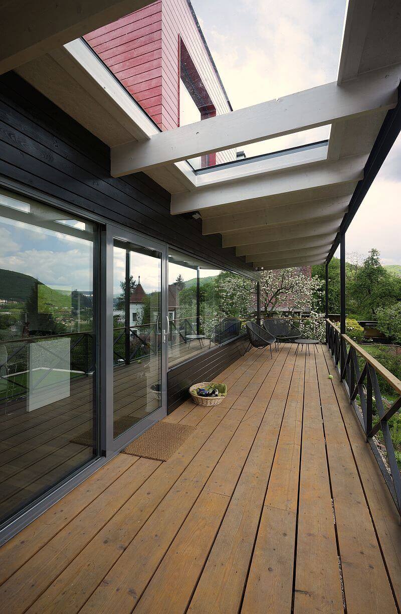 drevostavba-ve-svahu-terasa