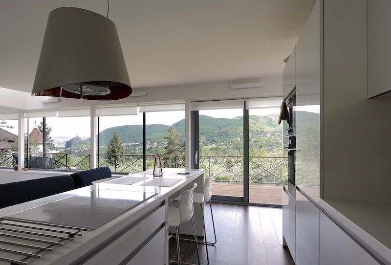 drevostavba-ve-svahu-vyhled-z-kuchyne