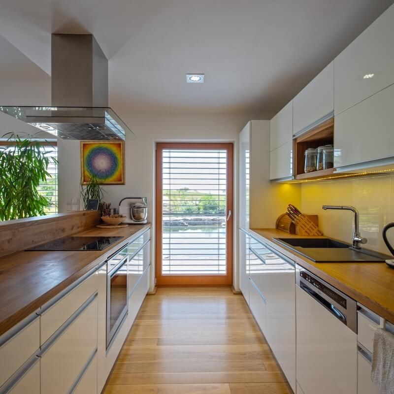 drevostavba-svepomoci-na-rodinnem-pozemku-interier-kuchyne