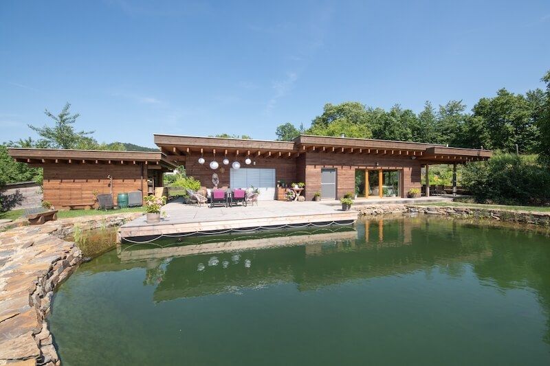 drevostavba-svepomoci-na-rodinnem-pozemku-jezirko-pred-domem