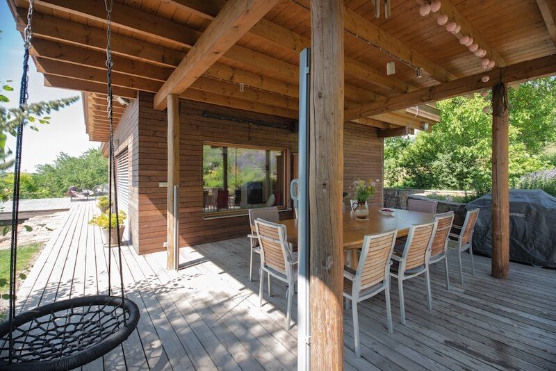 drevostavba-svepomoci-na-rodinnem-pozemku-posezeni-na-terase