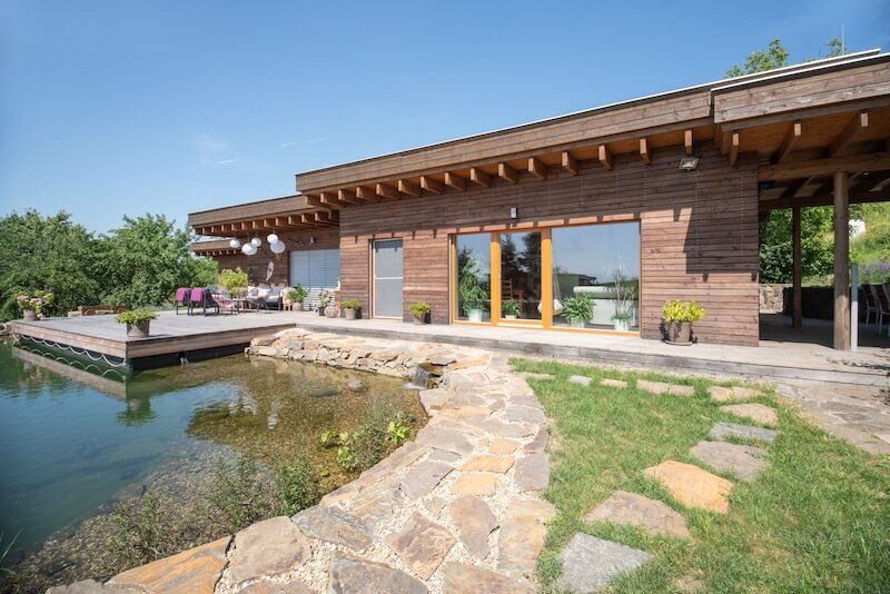 drevostavba-svepomoci-na-rodinnem-pozemku-zahradni-jezirko