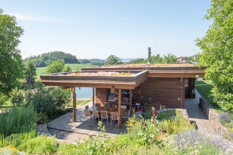 drevostavba-svepomoci-na-rodinnem-pozemku-zelena-strecha-drevostavby