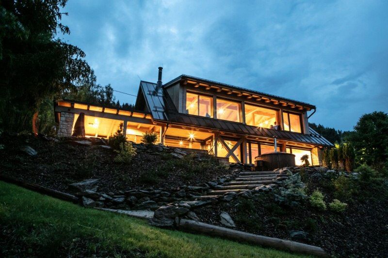 DrevoaStavby.cz | Masivní skeletová dřevostavba ve svahu DrevoaStavby.cz | Masivní skeletová dřevostavba ve svahu