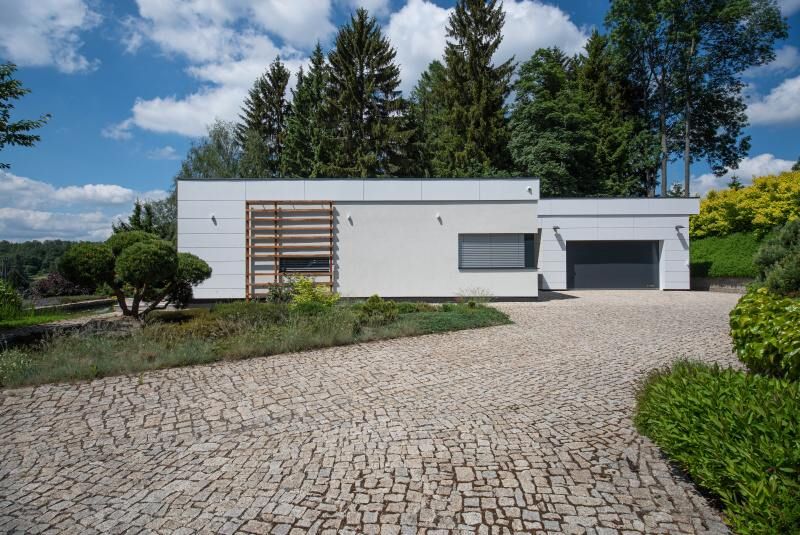 DrevoaStavby.cz | Moderní dřevostavba ve svažitém pozemku s jezírkem DrevoaStavby.cz | Moderní dřevostavba ve svažitém pozemku s jezírkem