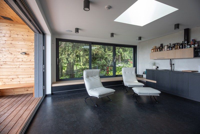 DrevoaStavby.cz | Moderní dřevostavba ve svažitém pozemku s jezírkem DrevoaStavby.cz | Moderní dřevostavba ve svažitém pozemku s jezírkem