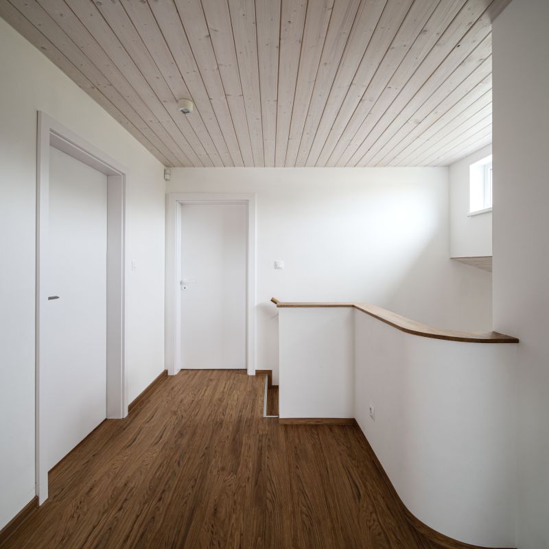 DrevoaStavby.cz Elegantní patrová dřevostavba podle architektonického návrhu DrevoaStavby.cz Elegantní patrová dřevostavba podle architektonického návrhu chodba v patře