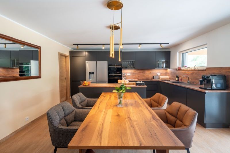 DrevoaStavby.cz Elegantní dřevostavba na kouzelném místě s geniem loci DrevoaStavby.cz Elegantní dřevostavba s na kouzelném místě geniem loci jídelní stůl detail