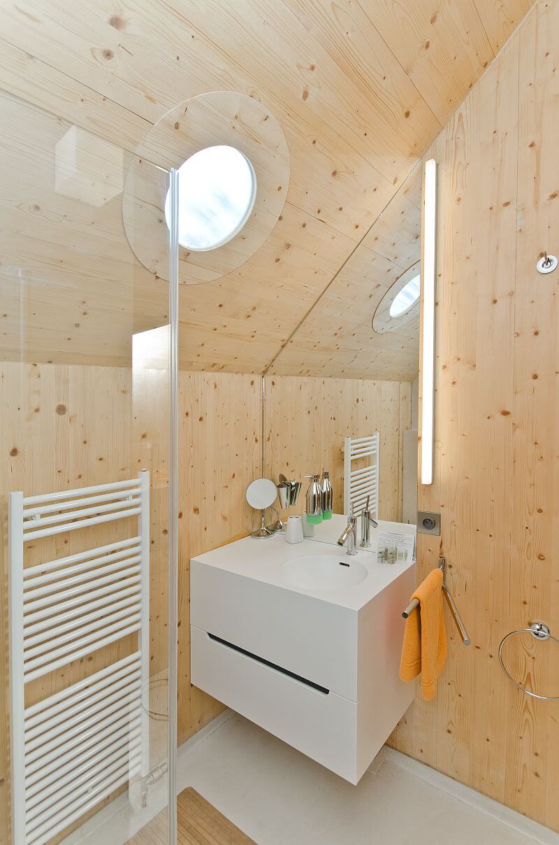 rekonstrukce-fary-cafe-fara-interier-umyvadlo-v-koupelne