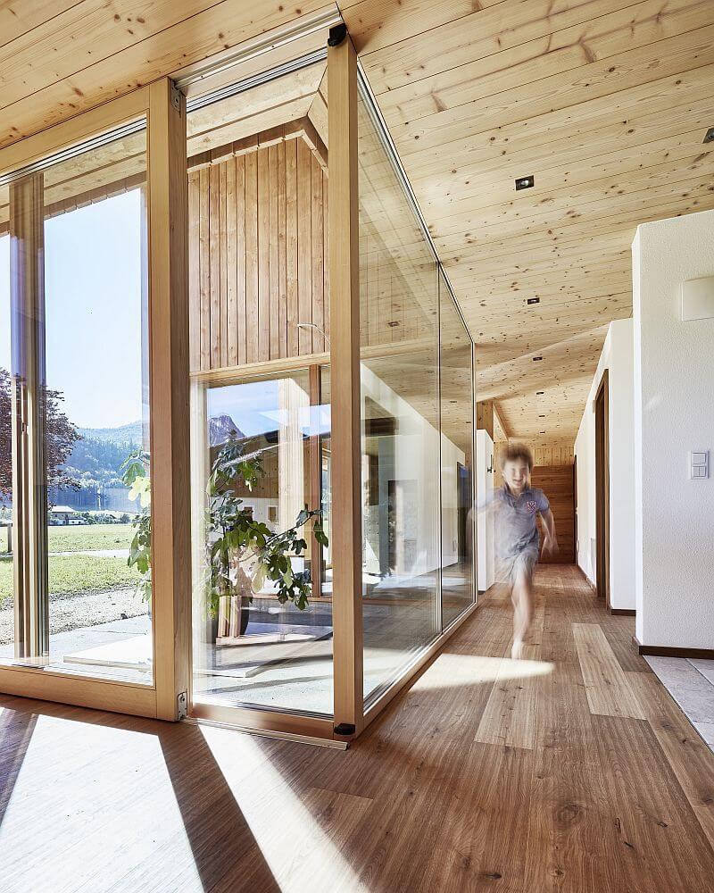 drevostavba-interier-chodba-drevena-podlaha-hs-portal-holzius-abersee-michael-liebert