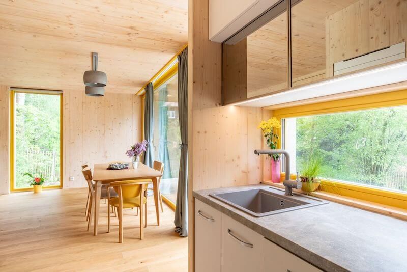 mala-kompaktni-drevostavba-jidelna-s-kuchyni