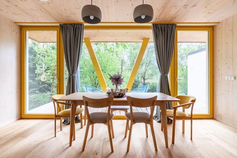 mala-kompaktni-drevostavba-jidelna