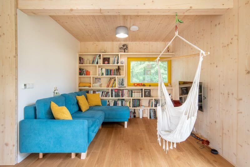 mala-kompaktni-drevostavba-obyvaci-pokoj