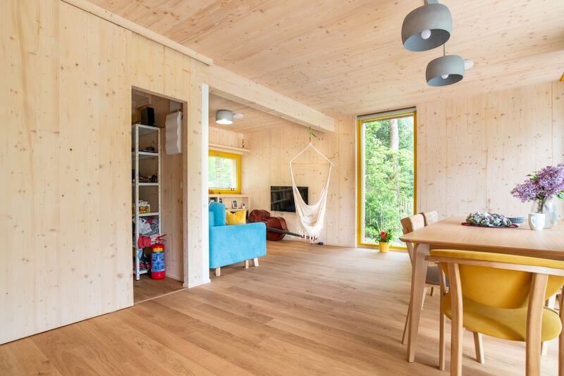 mala-kompaktni-drevostavba-otevrene-zasunovaci-dvere