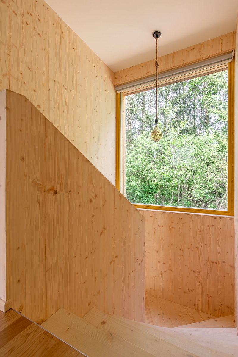 mala-kompaktni-drevostavba-schodiste