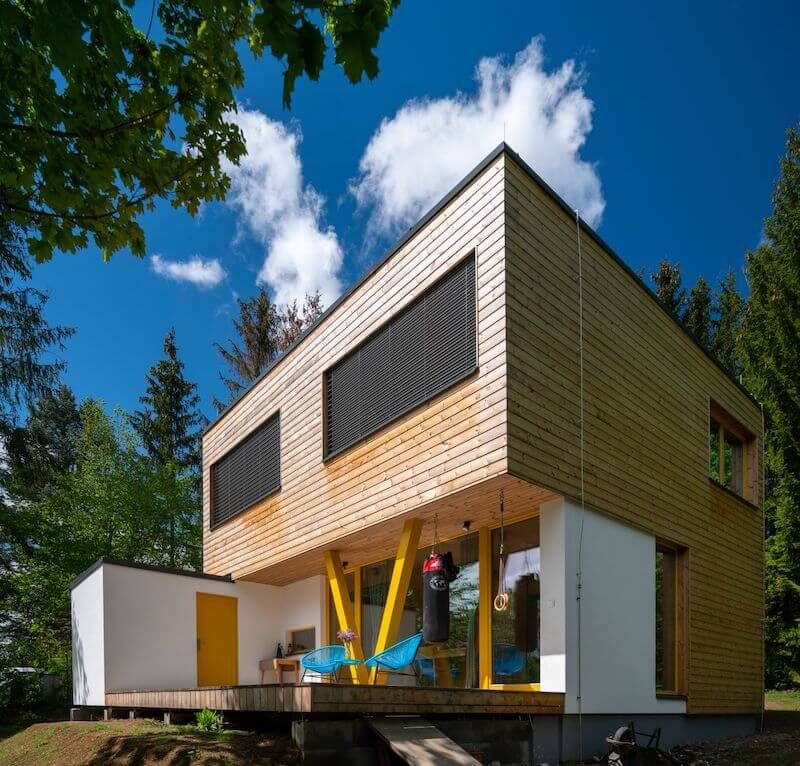 mala-kompaktni-drevostavba-terasa