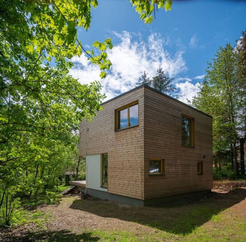 mala-kompaktni-drevostavba-zadni-cast