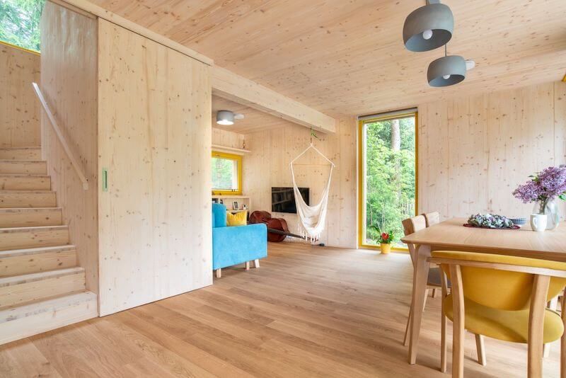 mala-kompaktni-drevostavba-zavrene-zasunovaci-dvere