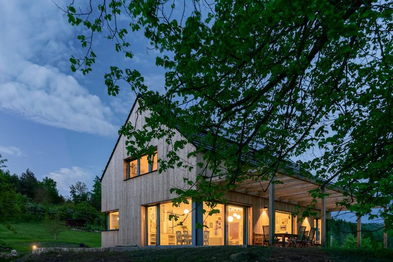 drevostavba-v-raji-nocni-pohled-na-dum