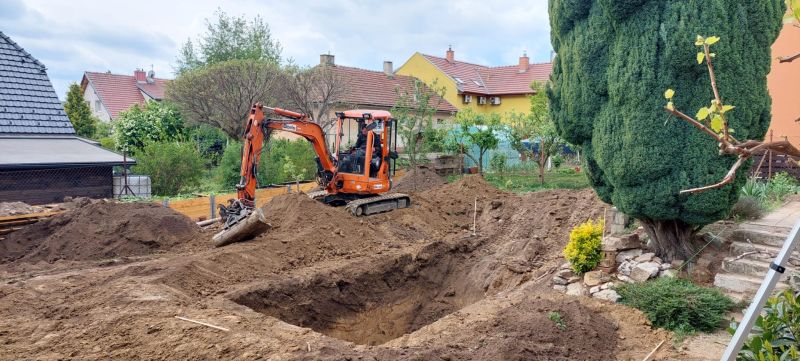 DrevoaStavby.cz Stavba a údržba jezírka s Michalem Šperlingem 1_Zamereni jezirka podle projektu a prvni vykopove prace DrevoaStavby.cz Stavba a údržba jezírka s Michalem Šperlingem 1_Zamereni jezirka podle projektu a prvni vykopove prace