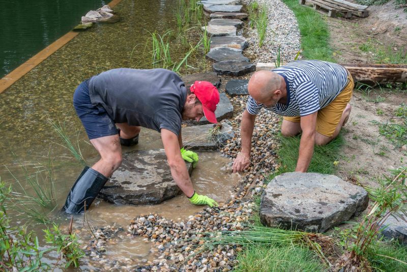 DrevoaStavby.cz Stavba a údržba jezírka s Michalem Šperlingem 4_Pobrezni zona se zasype kacirkem nebo sterkem, pripadne je doplnena o placaky