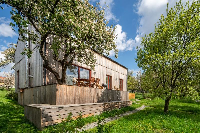 DrevoaStavby.cz Modulární dřevostavba mezi jabloněmi DrevoaStavby.cz Modulární dřevostavba mezi jabloněmi