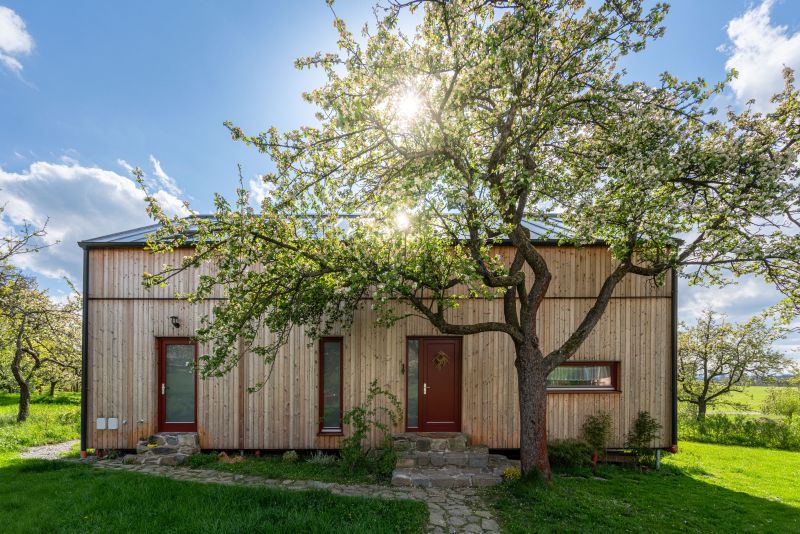 DrevoaStavby.cz Modulární dřevostavba mezi jabloněmi DrevoaStavby.cz Modulární dřevostavba mezi jabloněmi