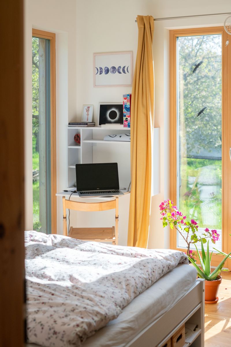 DrevoaStavby.cz Modulární dřevostavba mezi jabloněmi DrevoaStavby.cz Modulární dřevostavba mezi jabloněmi ložnice