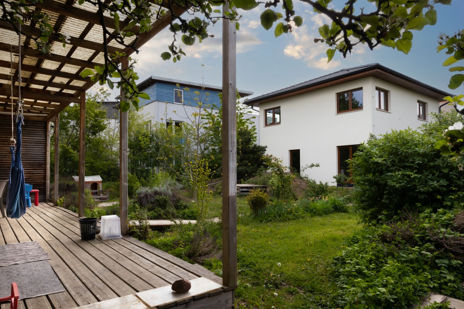 DrevoaStavby.cz Patrová dřevostavba mezi paneláky DrevoaStavby.cz Patrová dřevostavba mezi paneláky pohled na dům