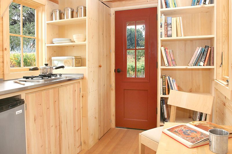 mini-domek-malá-dřevostavba-na-kolech-kuchyne