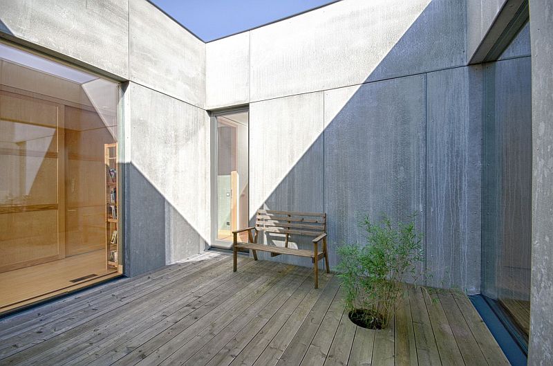 moderni-drevostavba-pruchod-na-terasu