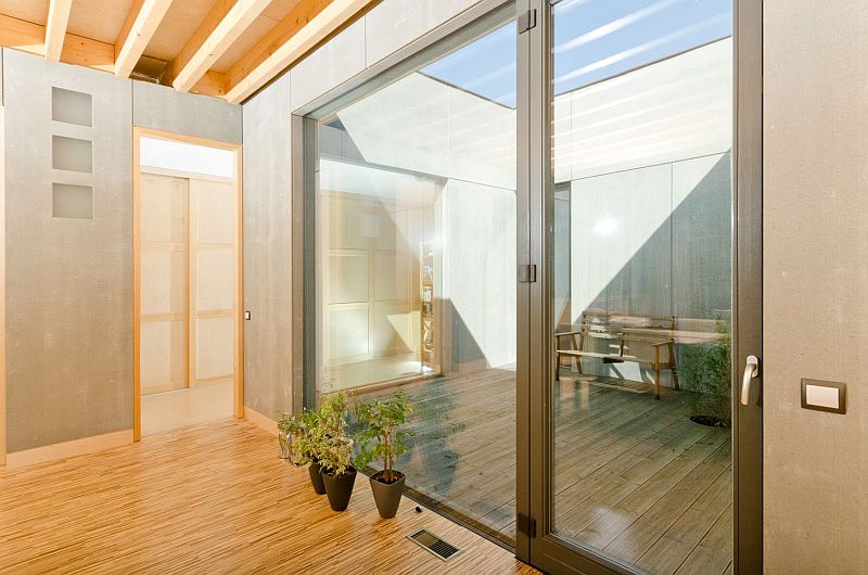 moderni-drevostavba-pruchozi-cast