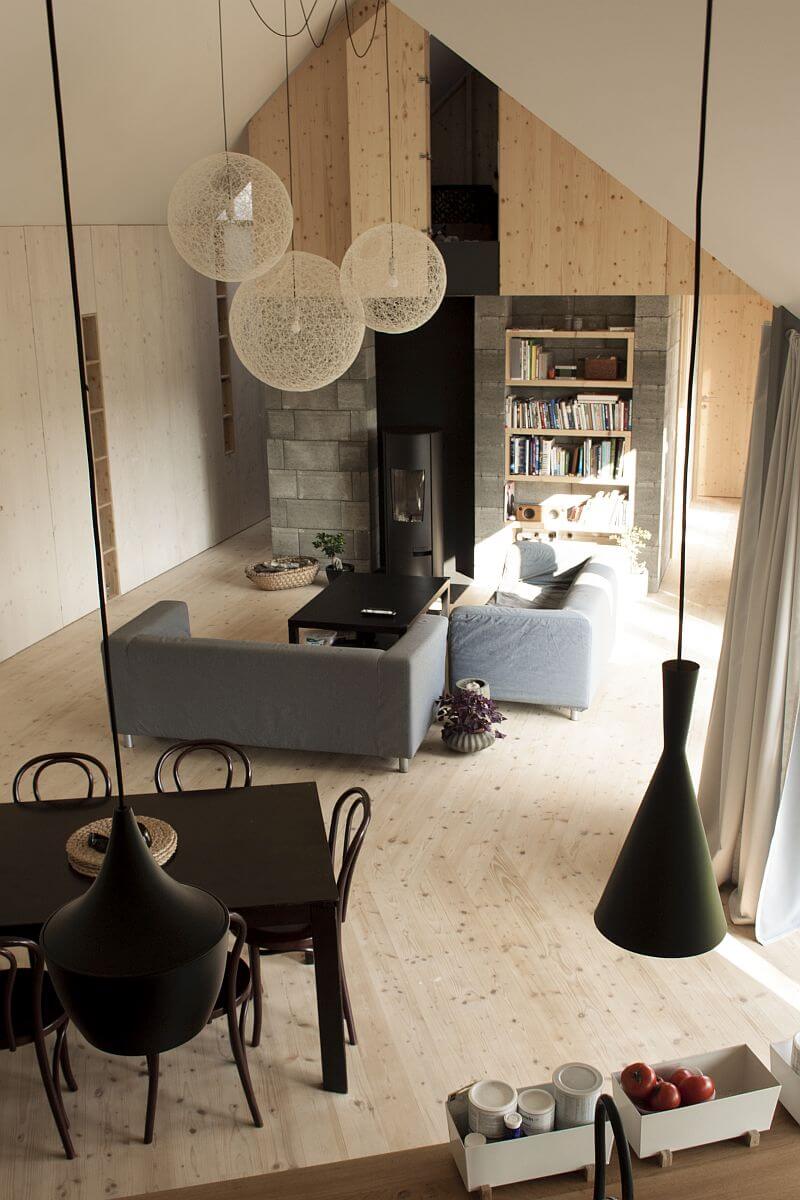 drevostavba-mezi-panelaky-interier-pohled-z-patra