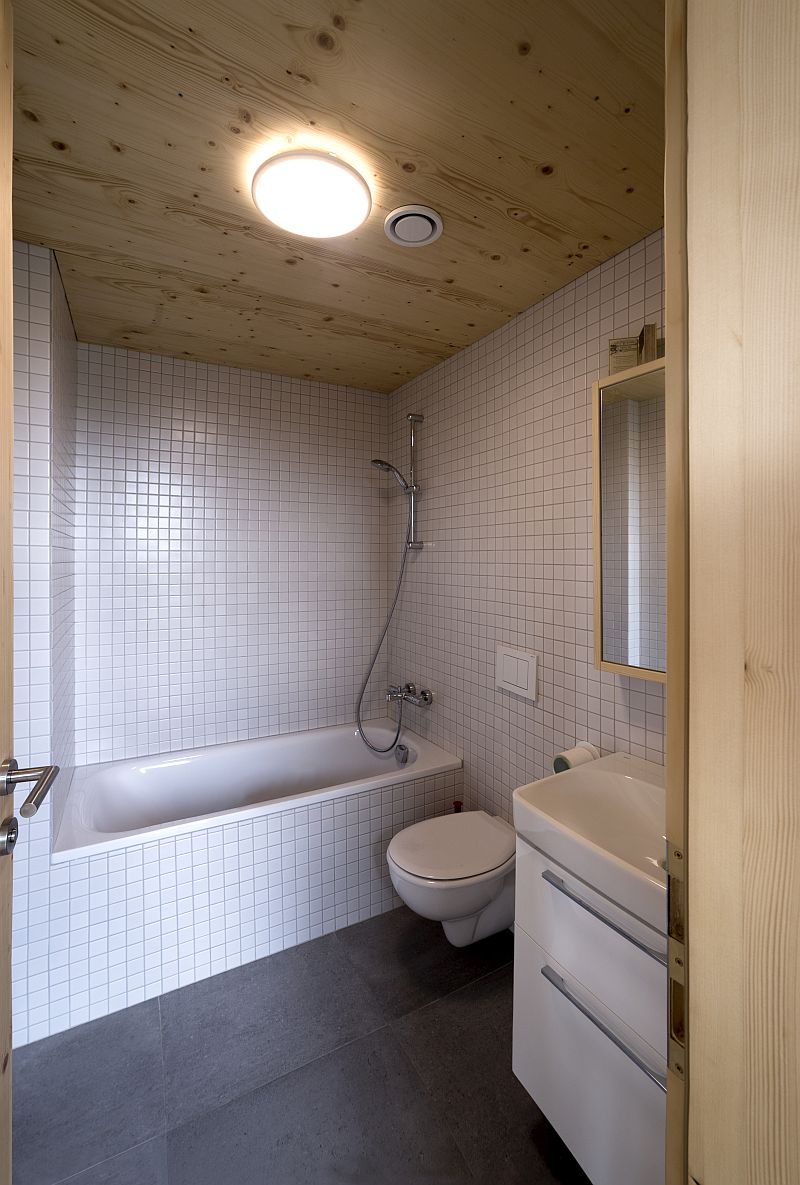 drevostavba-mezi-panelaky-interier-vana