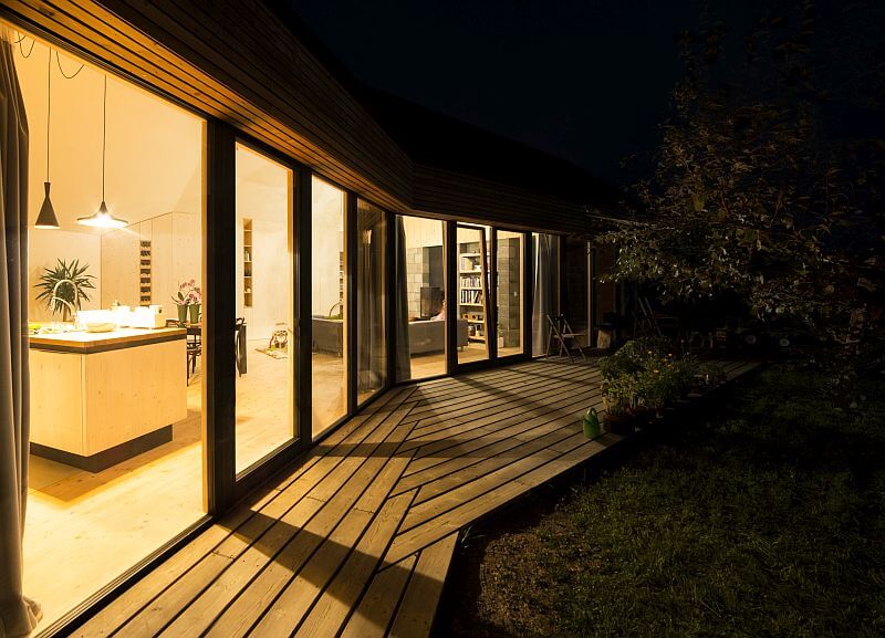 drevostavba-mezi-panelaky-terasa-v-noci