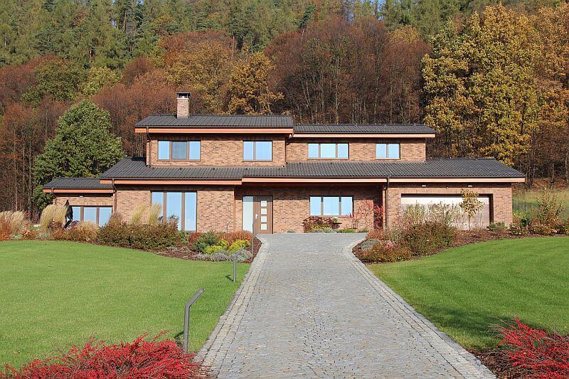 drevostavba-two-by-four-lehky-dreveny-skelet-prinex-exterier-prijezdova-cesta-k-domu