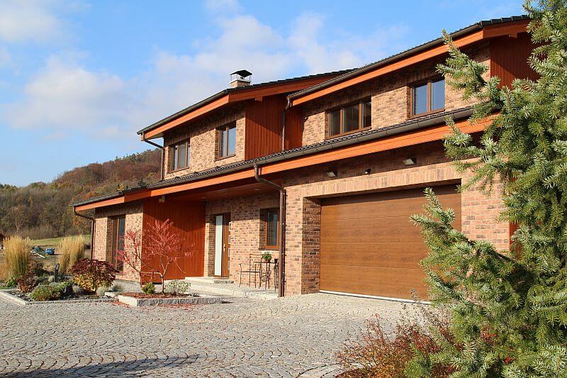 drevostavba-two-by-four-lehky-dreveny-skelet-prinex-exterier-vstup-do-domu-garaz