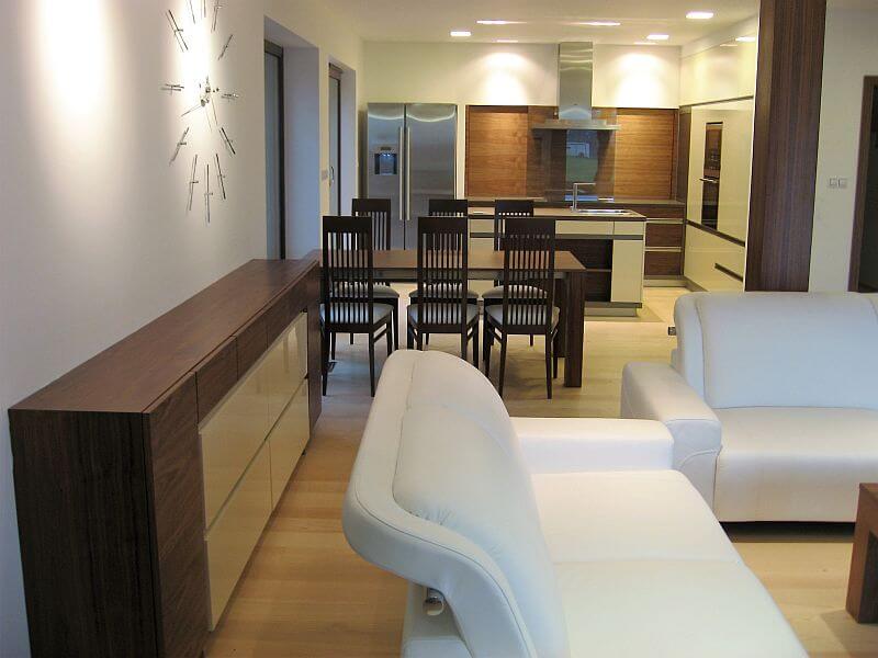 drevostavba-two-by-four-lehky-dreveny-skelet-prinex-interier-obyvaci-pokoj-kuchyne-bila-sedaci-souprava