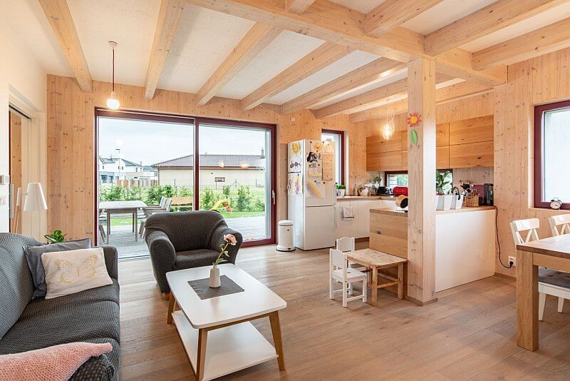 moderni-patrova-drevostavba-obxvaci-pokoj